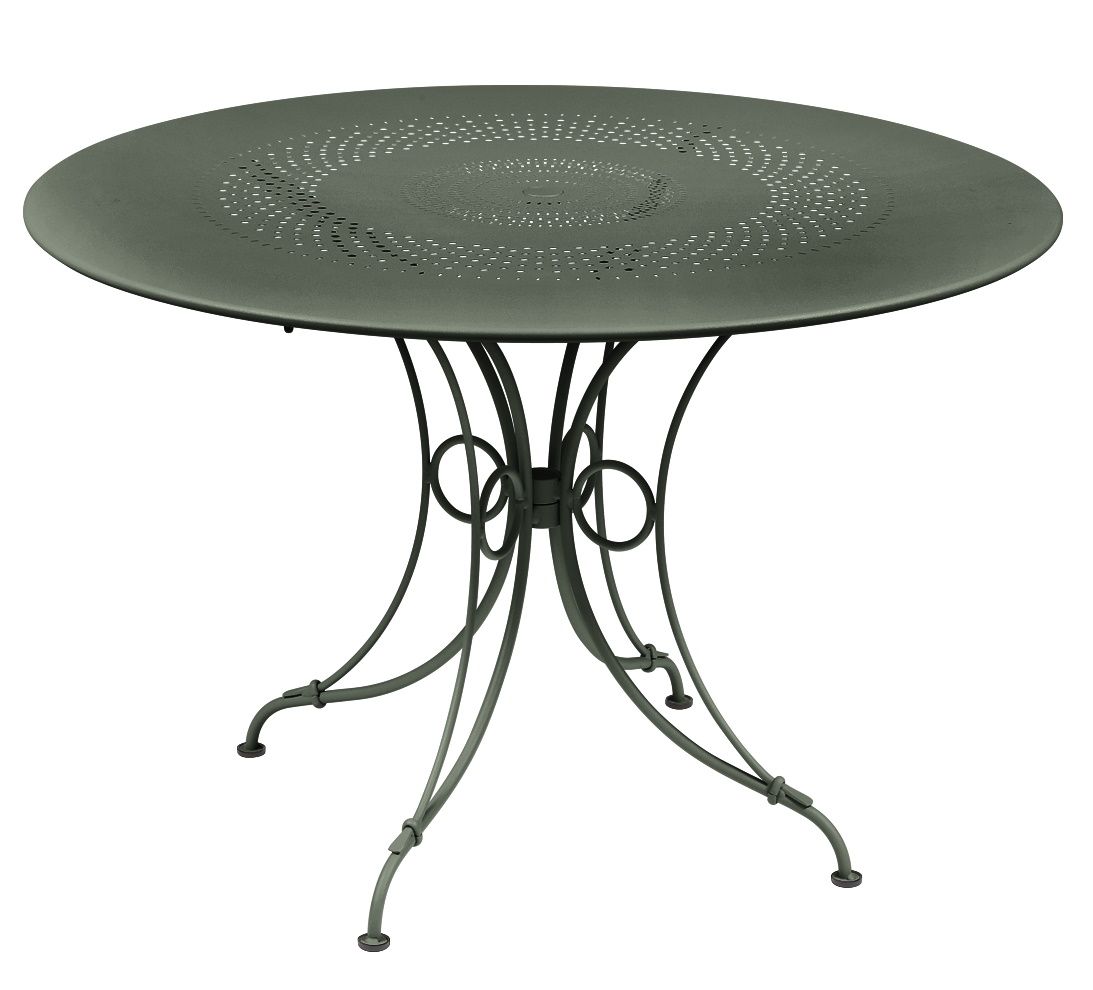 Fermob 1900 Gartentisch, runder Outdoor-Tisch mit durchbrochener Tischplatte und filigranem Metallgestell in Moosgrün.