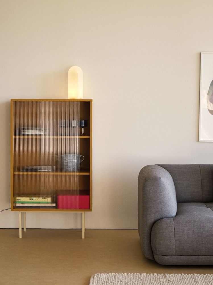 Nahaufnahme der Parade Table Lamp Tischleuchte von Hay auf einem Holzschrank im Wohnzimmer.