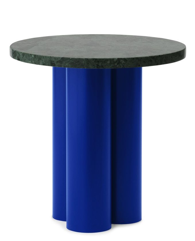 Dit Coffee Table Beistelltisch von Normann Copenhagen mit runder, grüner Marmorplatte und blauem, zylindrischem Fuß.