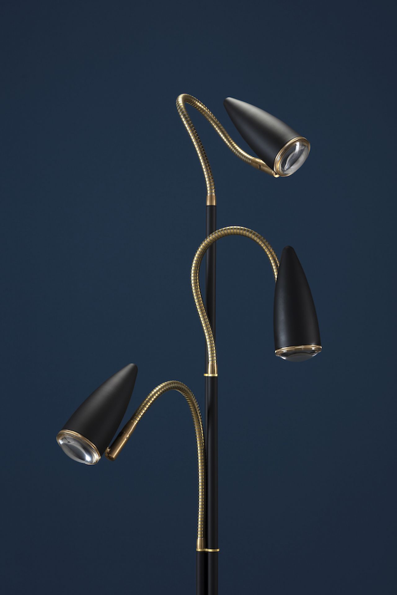 CicloItalia Stehleuchte von Catellani & Smith: Schwarze Lampe mit drei flexiblen, goldenen Leuchtenarmen.