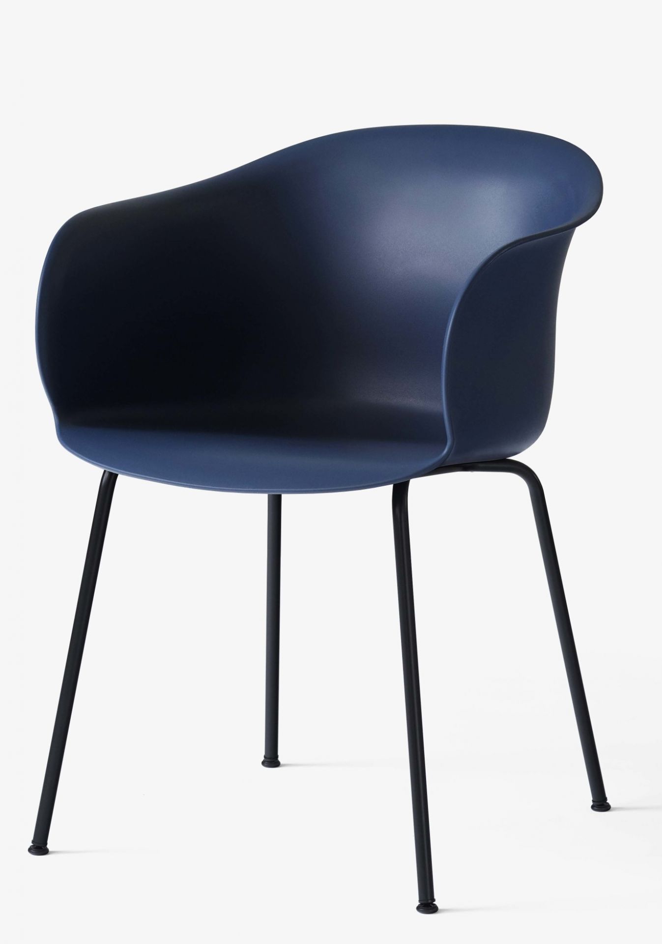 AndTradition Elefy Sessel JH28 in Blau mit schwarzem Metallgestell, moderner Lounge Chair für Wohnzimmer.