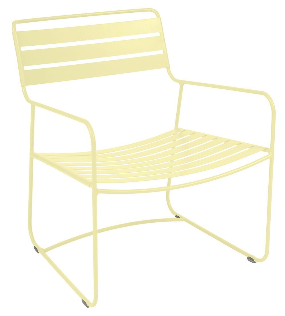 Gelber Surprising Sessel von Fermob für den Außenbereich, moderner Metallstuhl mit Armlehnen und Lattenmuster.