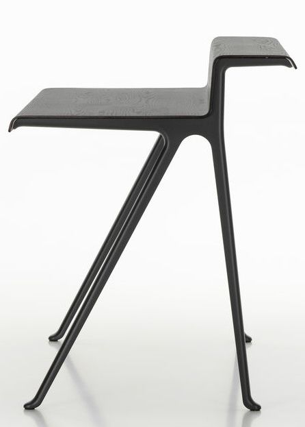 Schwarzer Courier Schreibtisch von Vitra, minimalistisches Design mit drei Beinen, ideal für moderne Arbeitsbereiche und Homeoffice.