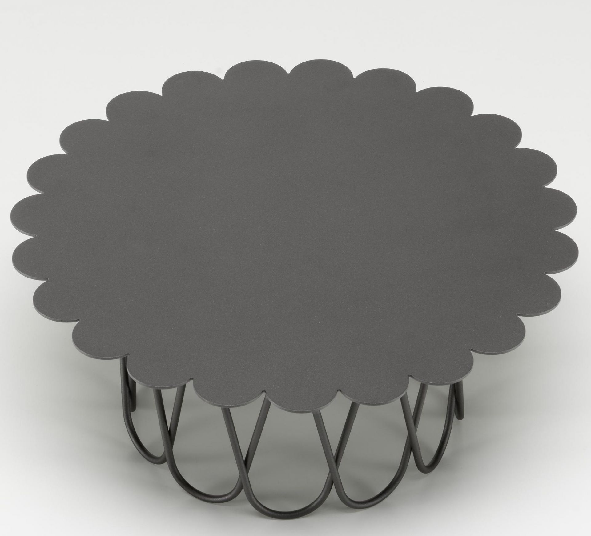 Grauer Flower Table Tisch von Vitra mit blütenförmiger Tischplatte und filigranem Metallgestell.