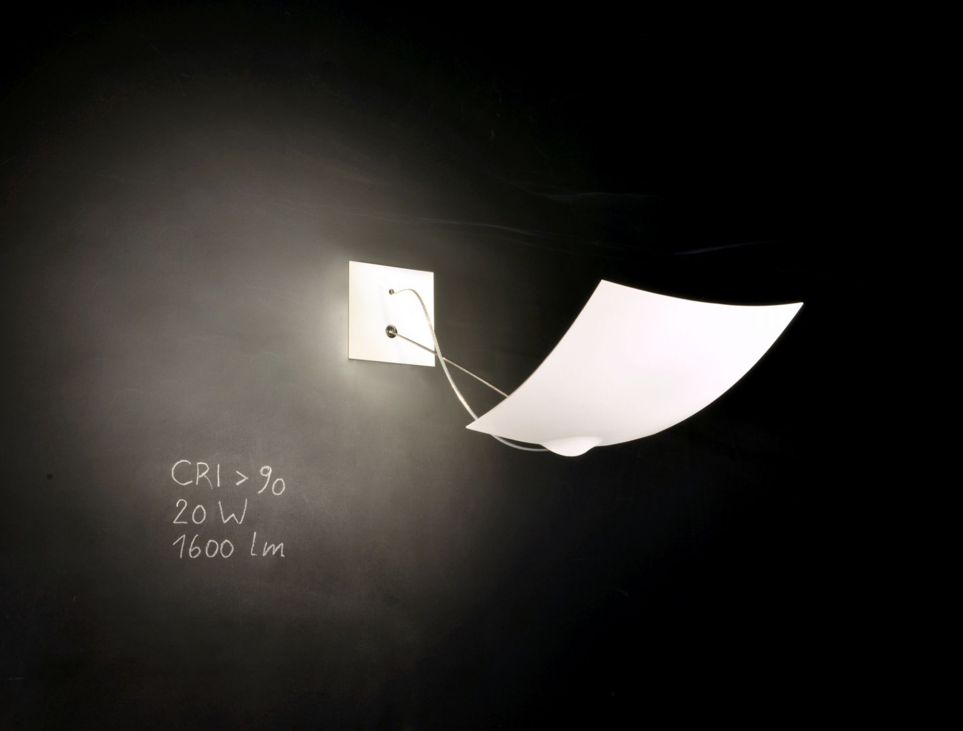Moderne LED Wandleuchte von Ingo Maurer, abstraktes Design mit weißem Lampenschirm an dunkler Wand.
