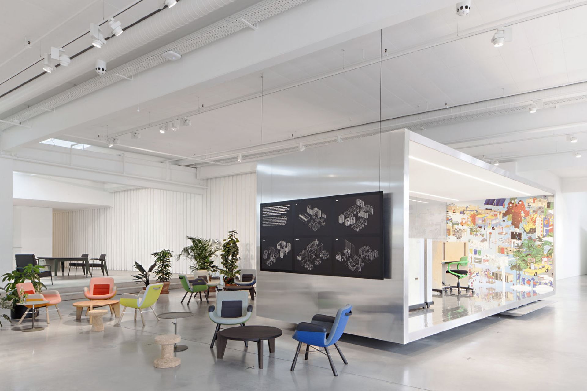 Ausstellungsraum mit verschiedenen East River Chair Sesseln von Vitra in lebendigen Farben und Designs.