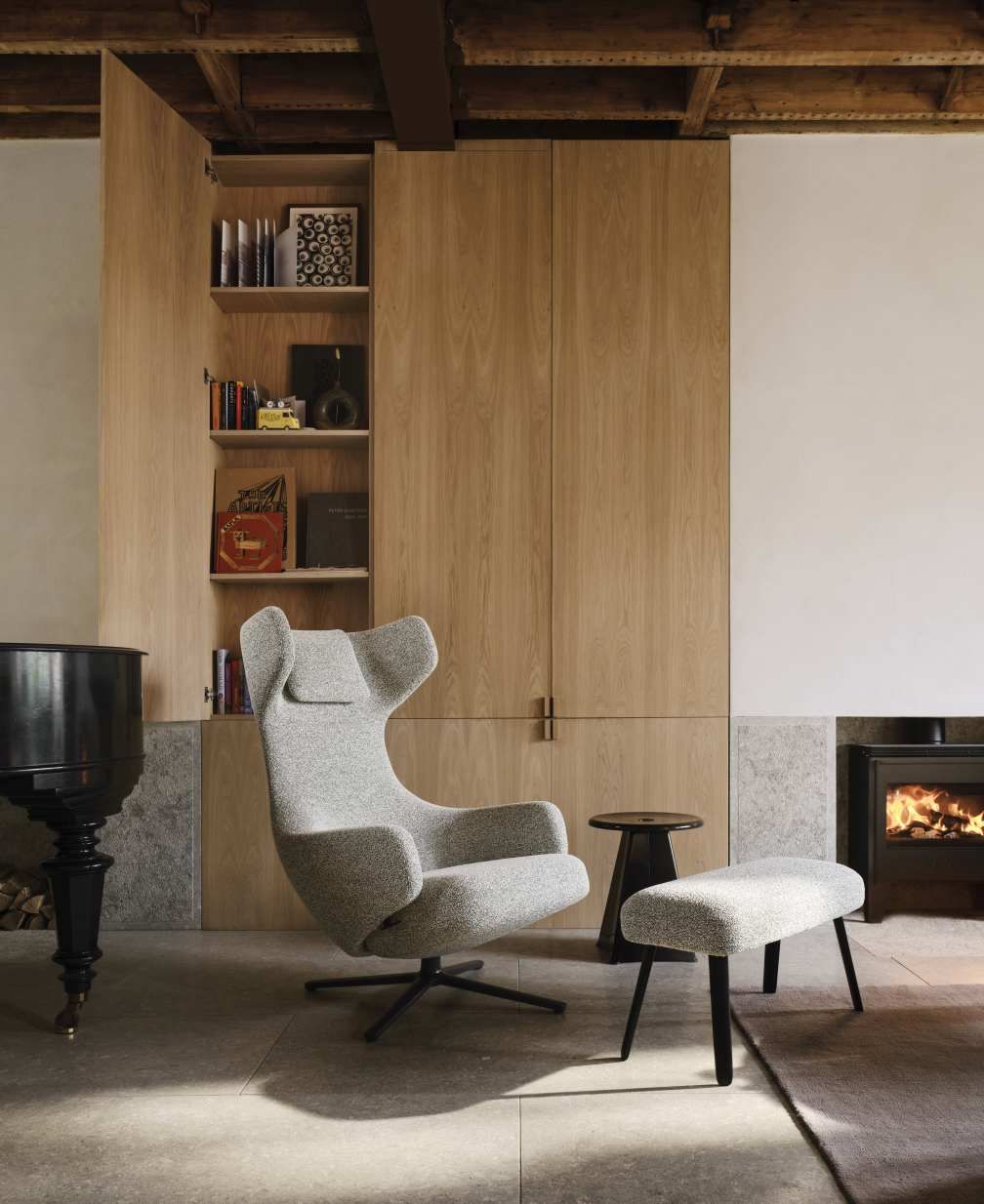 Grauer Grand Repos Sessel mit Panchina B 75 cm von Vitra im Wohnzimmer.