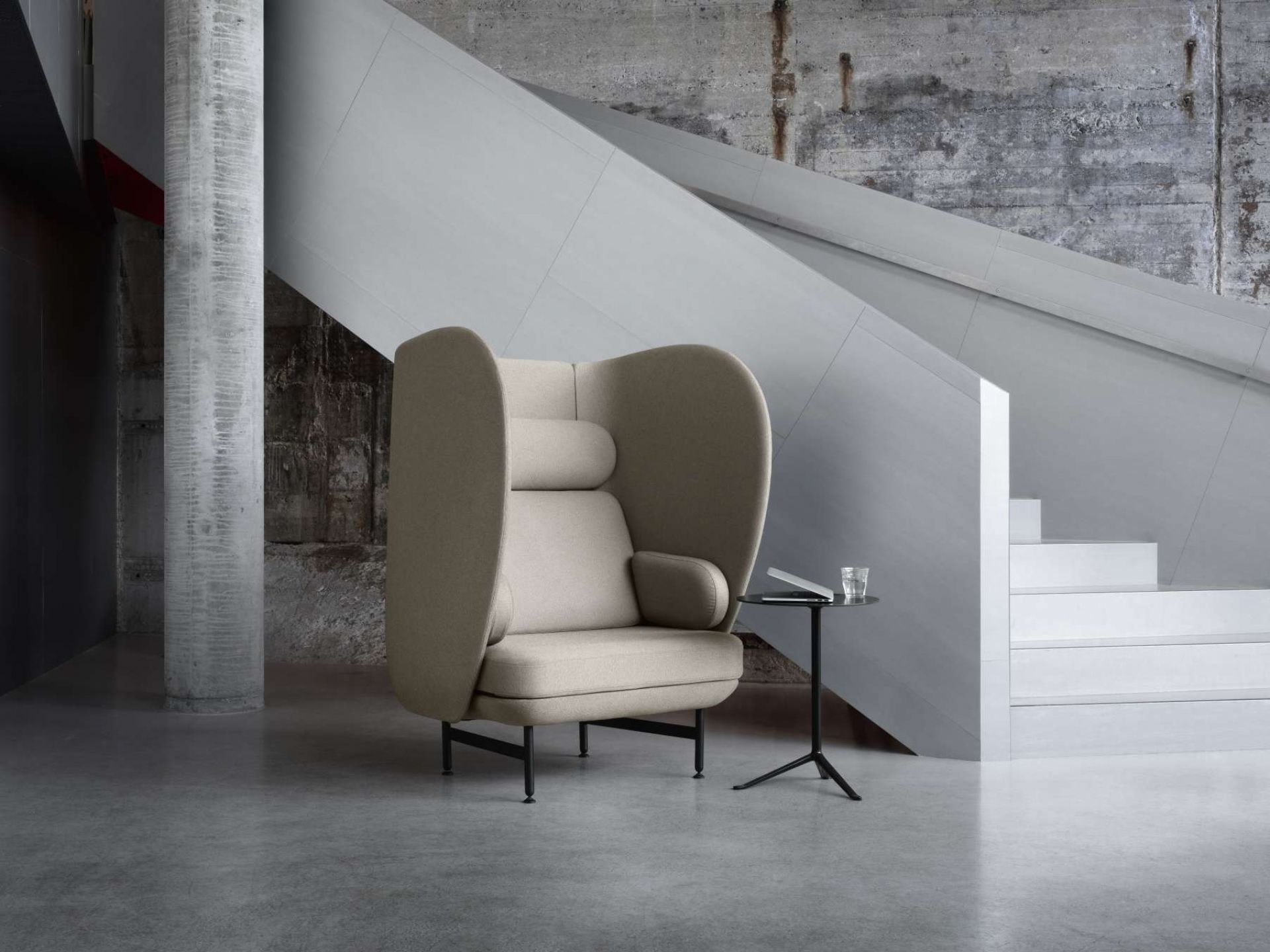 Little Friend Beistelltisch von Fritz Hansen neben Sessel. Moderner, kleiner Tisch mit schwarzem Gestell.