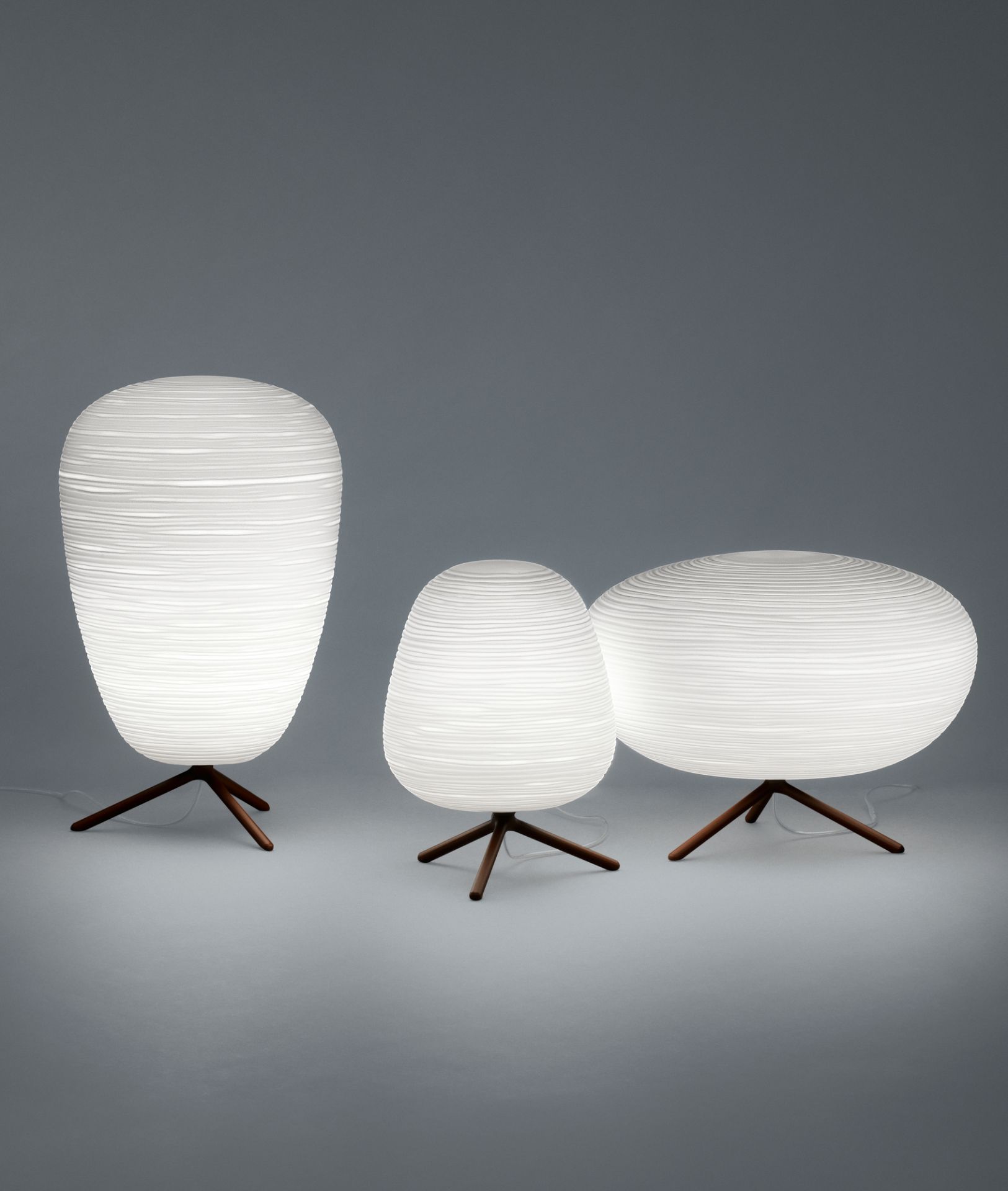 Drei Rituals Tischleuchten mit weißem Lampenschirm und Holzfuß, modernes Design für Wohnzimmer.