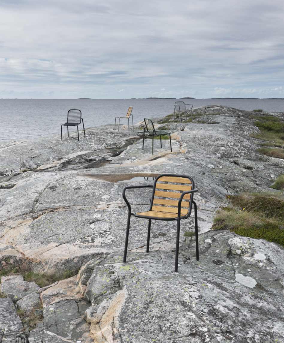 Vig Chair Wood Stuhl von Normann Copenhagen für den Außenbereich auf felsigem Untergrund.