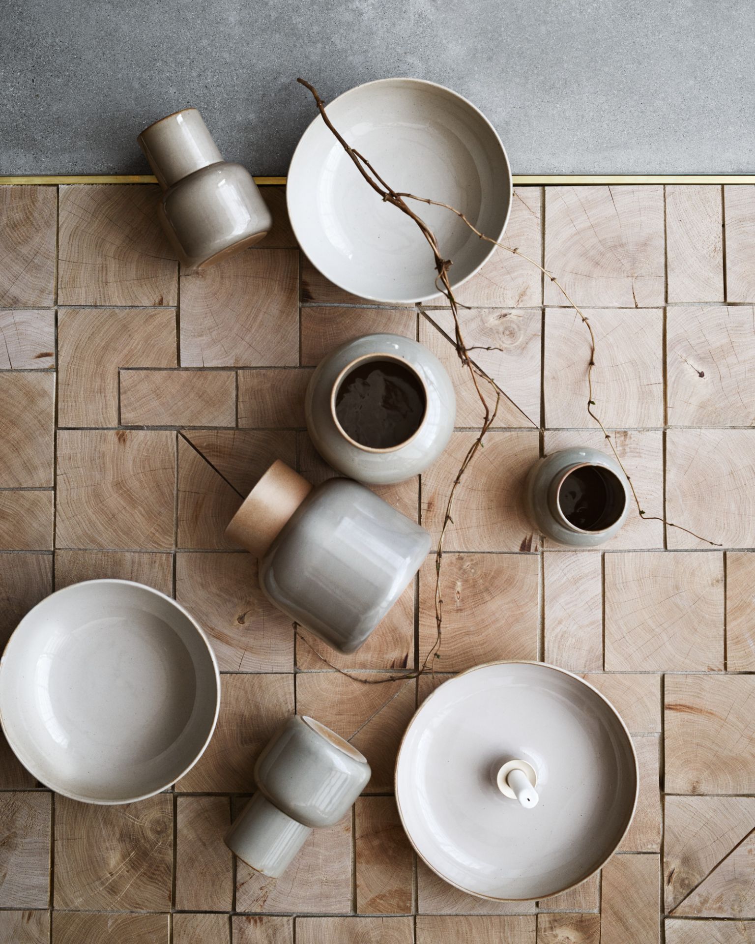 Draufsicht: Fritz Hansen Schale aus Steingut, beigefarbene Keramik, moderne Tischdeko, Unikat.