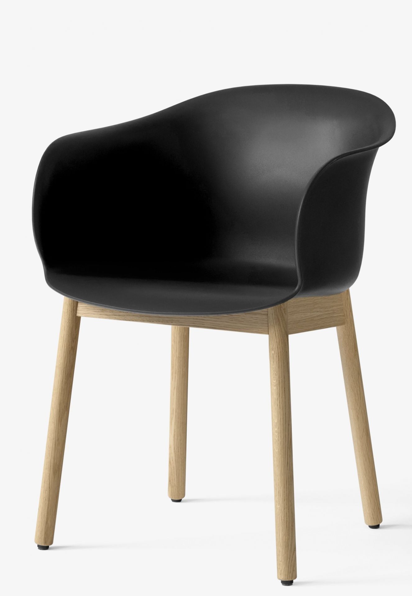 Eleganter Elefy Lounge Sessel JH30 von AndTradition mit schwarzer Sitzschale und hellem Holzgestell.