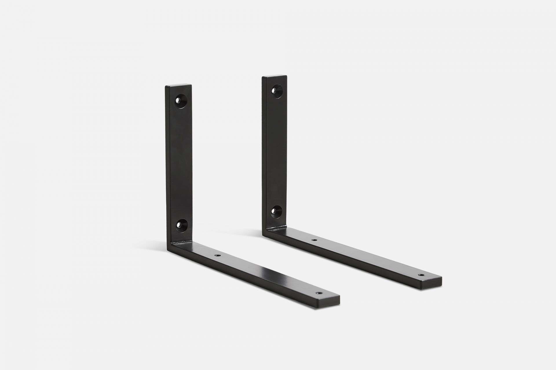Schwarze, wandmontierte Winkel für das Array Low Sideboard von Woud, zur Befestigung von Regalen.