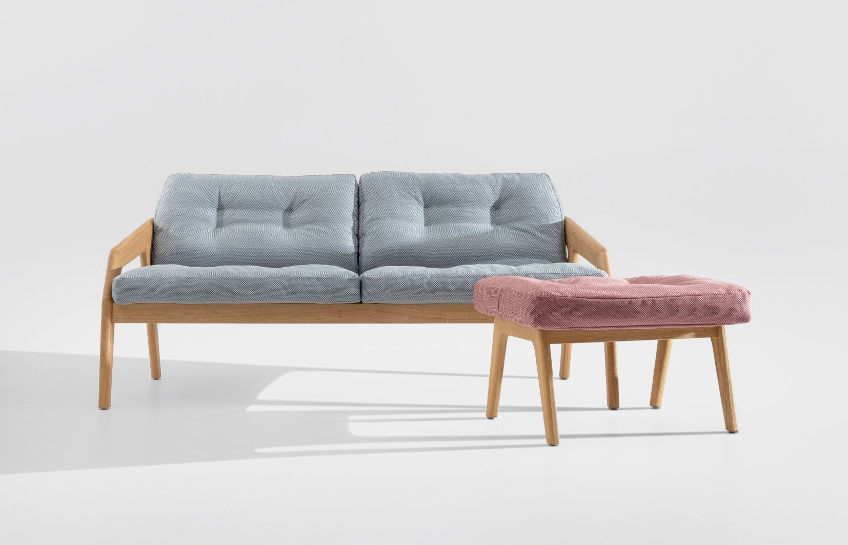 Friday 2 Sofa von Zeitraum, ein hellblaues 2-Sitzer Sofa mit passendem rosafarbenen Hocker.