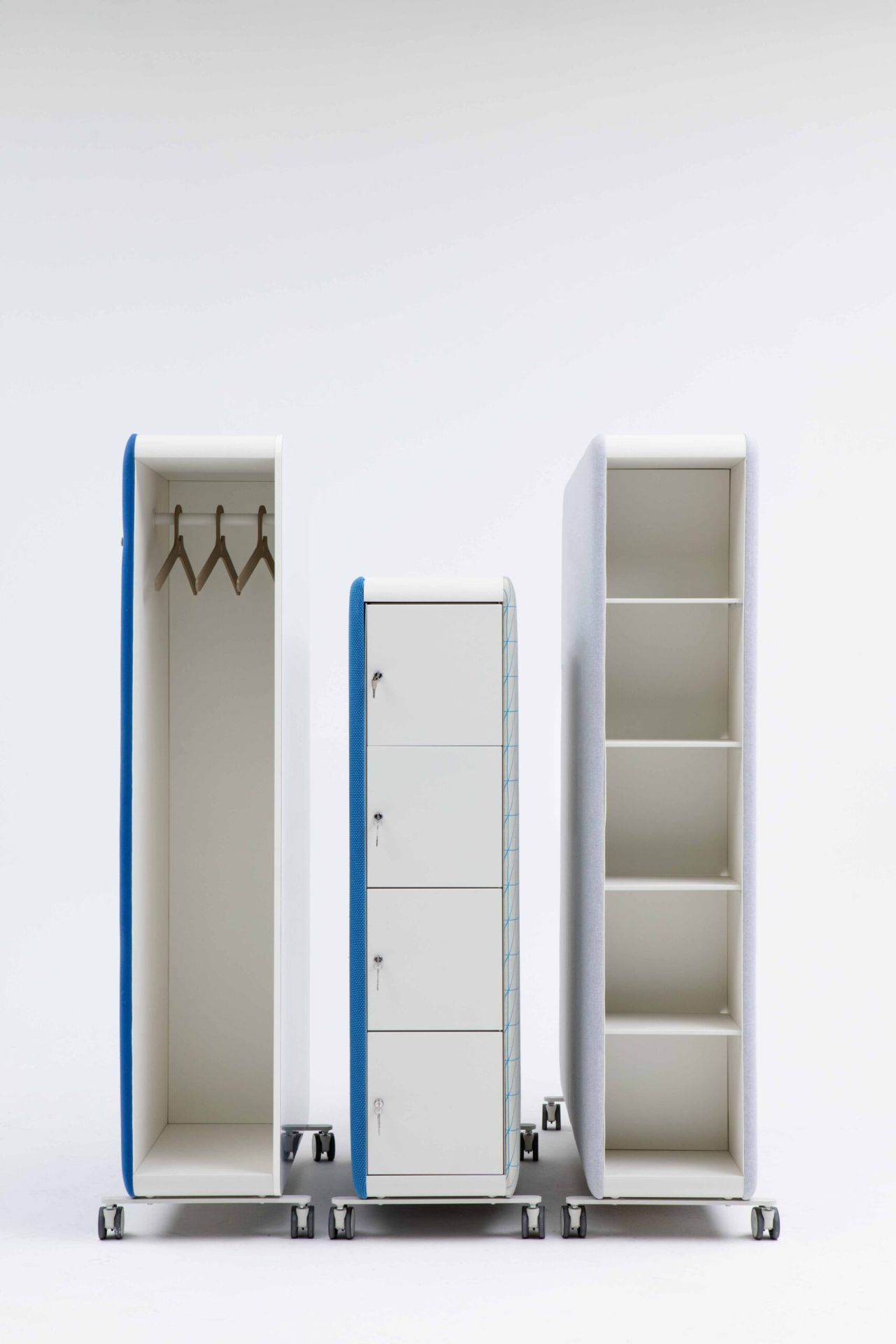 Cascando Pillow Space Akustik-Raumteiler: Drei modulare, rollbare Elemente mit Stauraum, Garderobe und Regalfächern für Büro oder Homeoffice.