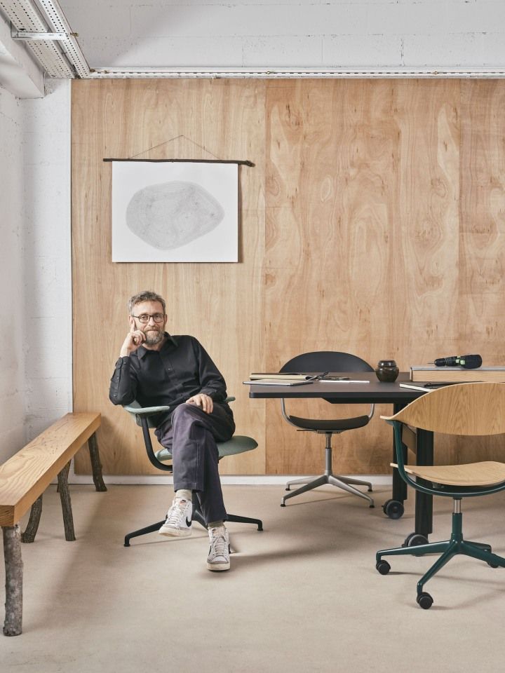 Mynt Bürodrehstuhl von Vitra mit Kunststoff-Sitz und Rückenlehne im modernen Büro mit Person.