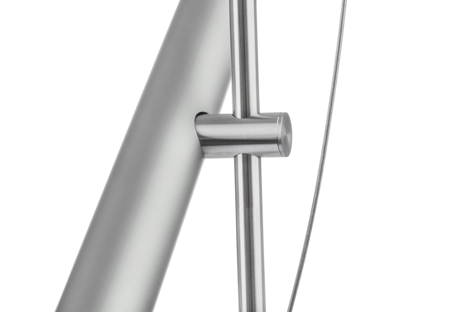 Detailaufnahme der LINIjA S Stehleuchte von Baltensweiler, moderne Lampe aus Metall.