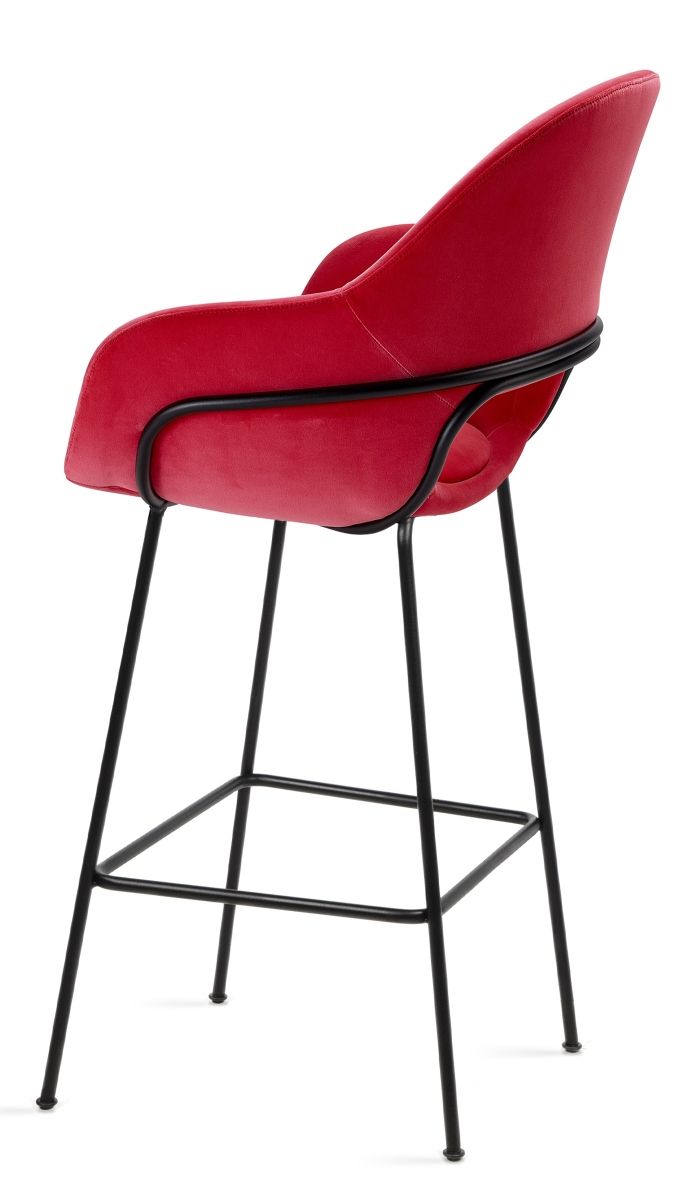 Theia Counter Armchair Barstool von Freifrau Manufaktur, roter Barhocker mit Armlehne und schwarzem Metallgestell.