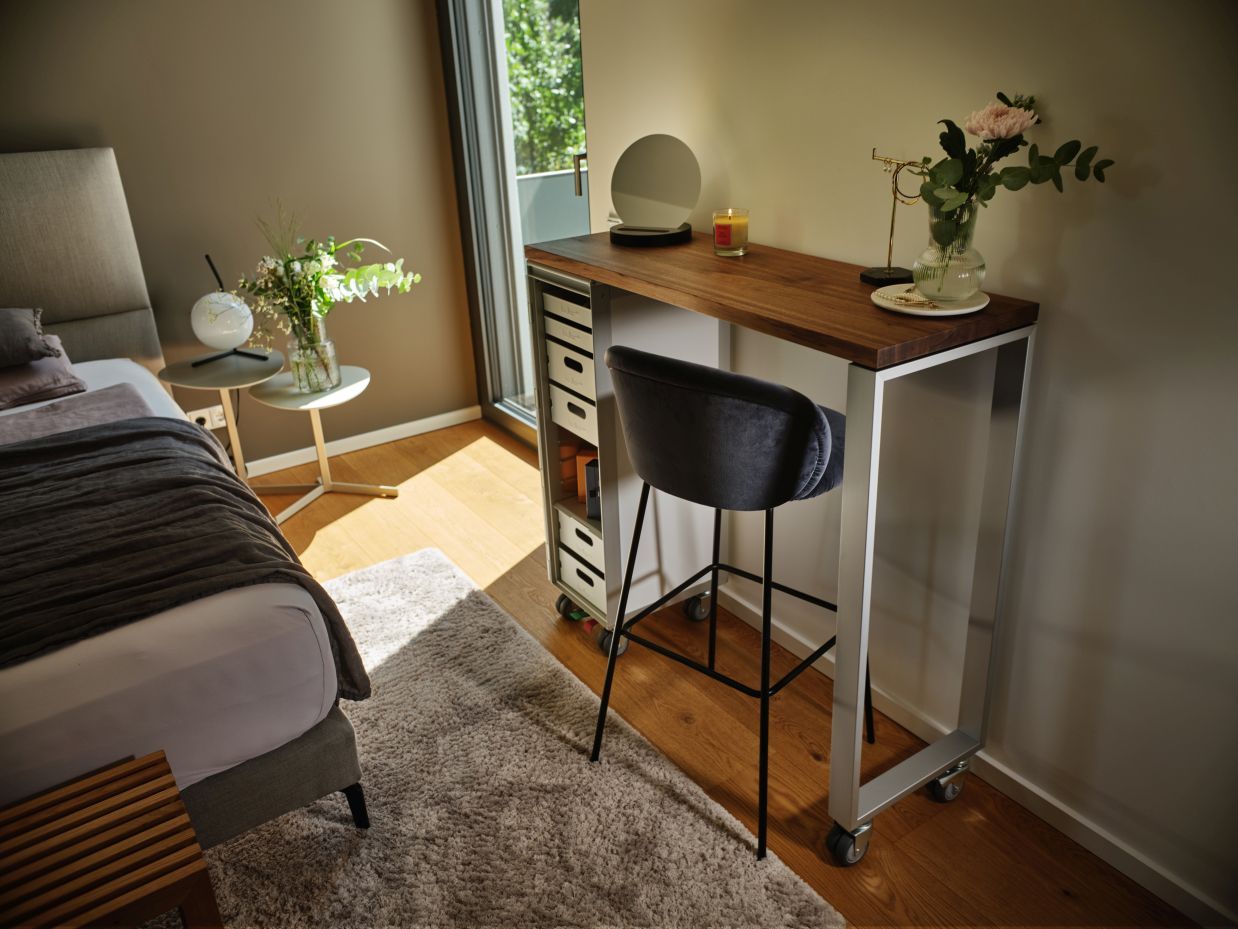 Hightable Tisch Janua Bordbar in Schwarz mit Rollen und Schubladen im modernen Schlafzimmer.
