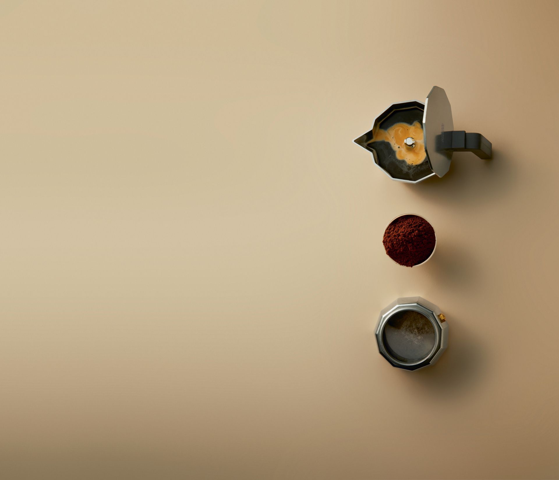 DC06 Alessi Espressokocher Einzelstück, zerlegt in Einzelteile, mit Kaffeepulver, für die Kaffeezubereitung.