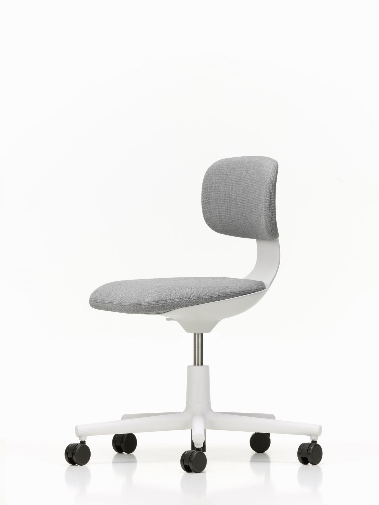 Vitra Rookie Bürodrehstuhl mit grauem Stoffbezug, weißem Fußkreuz und Rollen vor neutralem Hintergrund.