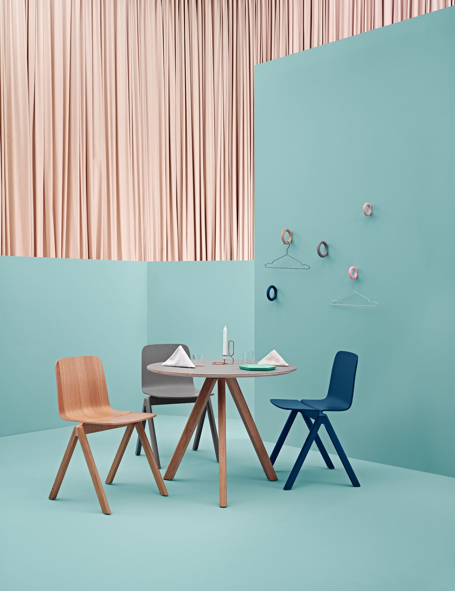 Copenhague Table CPH 20 Stehtisch von Hay mit Stühlen in modernem, minimalistischem Design für Esszimmer und Küche.