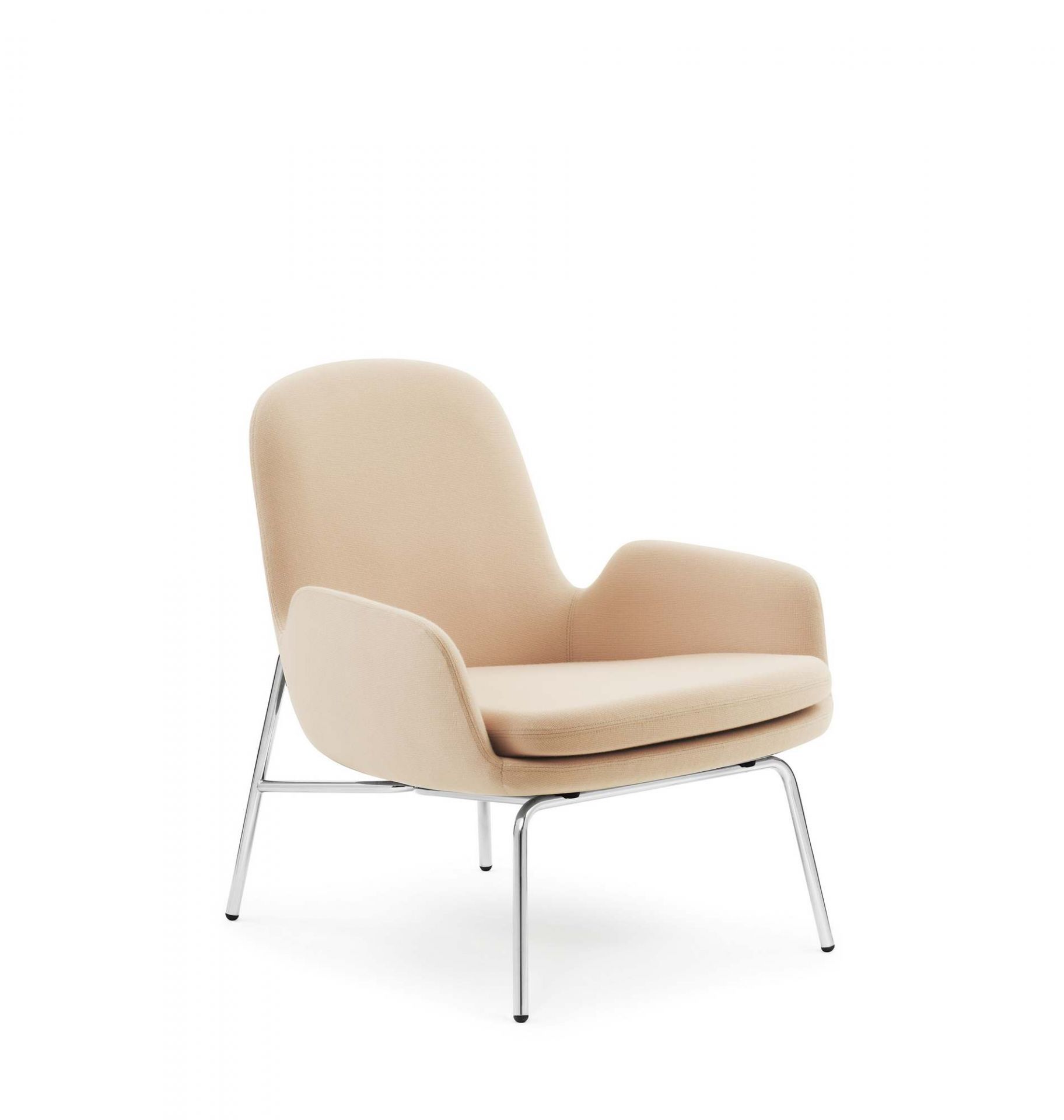 Era Lounge Chair von Normann Copenhagen, niedriger Sessel mit beigem Stoffbezug und Chromgestell.