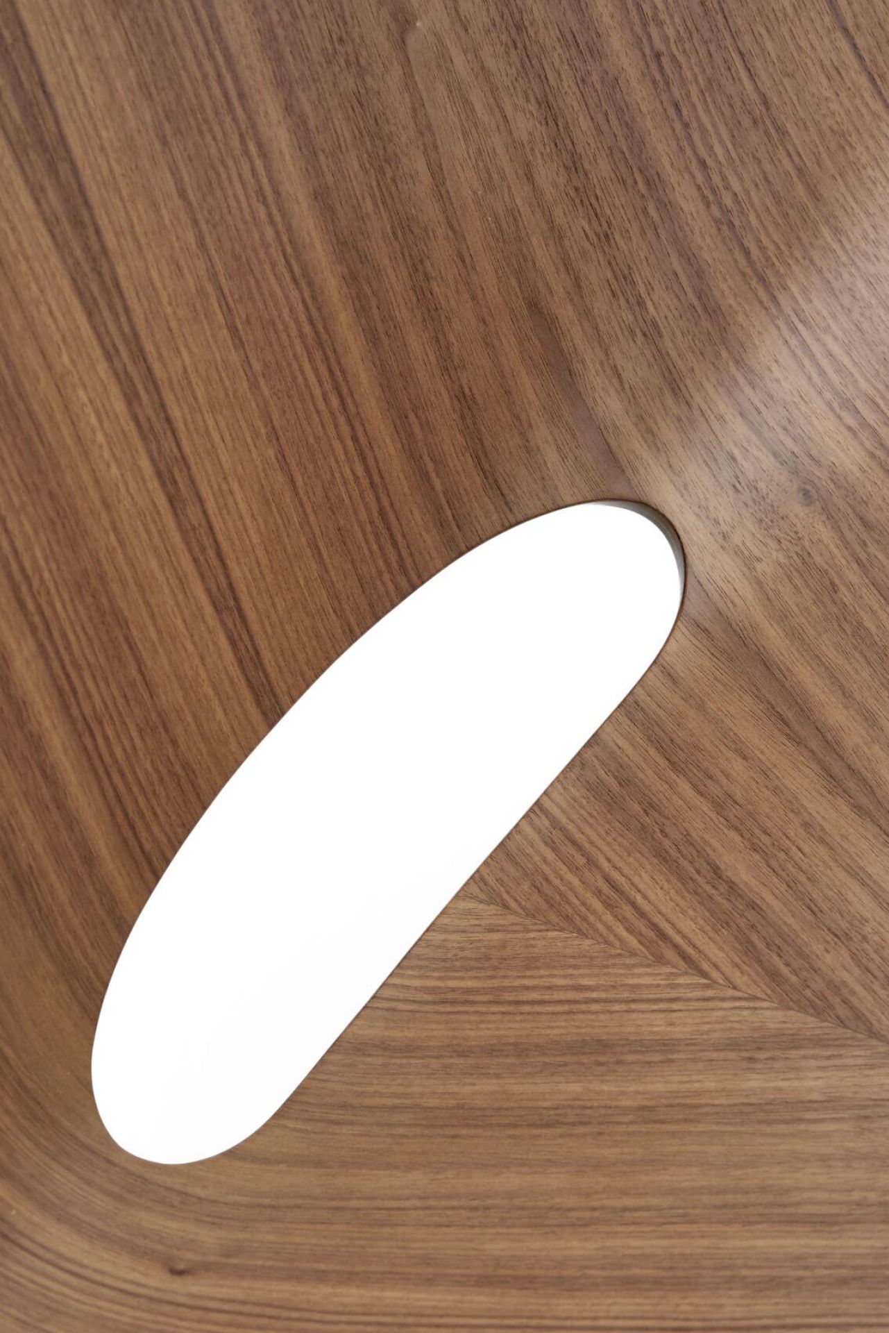 Detailaufnahme der Holzstruktur und Aussparung im Sitz des Thonet S 661 Stahlrohrstuhls.