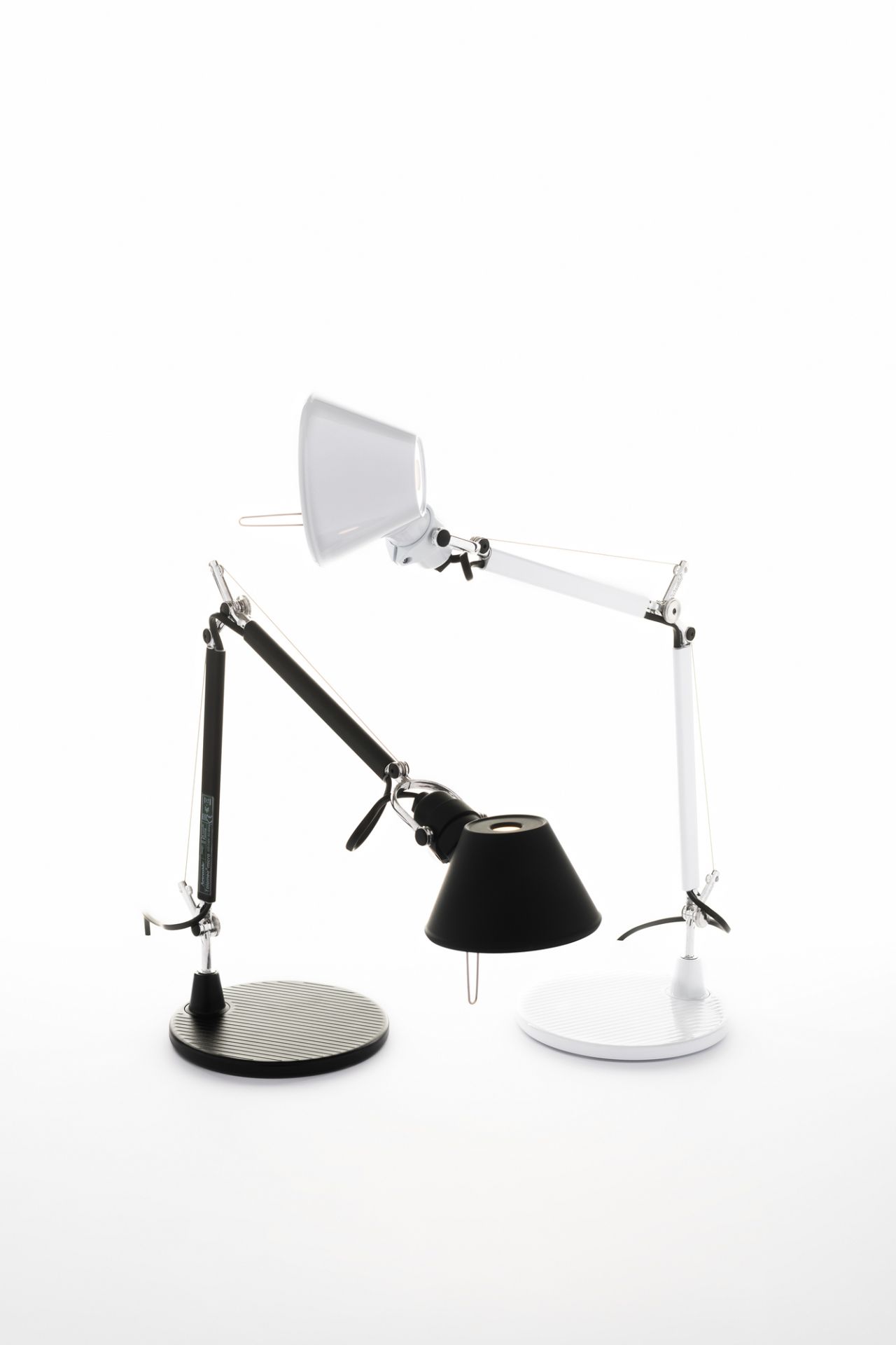 Schwarze Tolomeo Micro Tischleuchte von Artemide mit verstellbarem Arm und Fuß für den Schreibtisch.