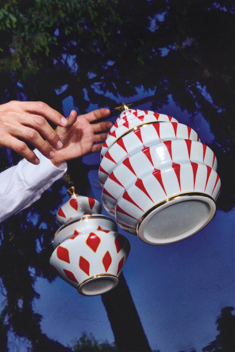 Alessi Delight NZ03 Süßigkeitenbehälter mit rotem Muster und goldener Verzierung, Keramikdose für Süßigkeiten.