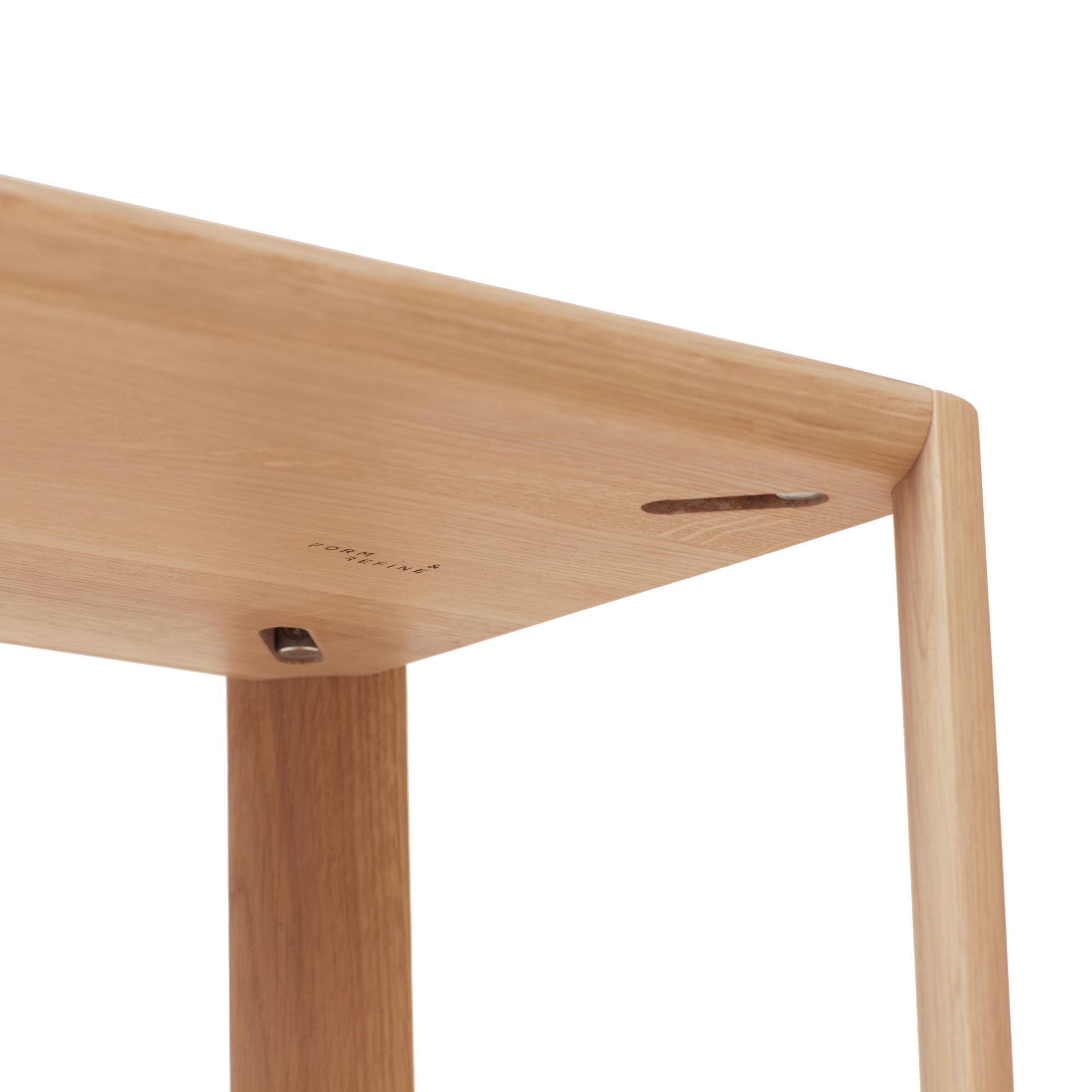 Detailaufnahme des Leaf Regals von Form & Refine aus geölter Eiche. Holzregal, Möbeldesign.