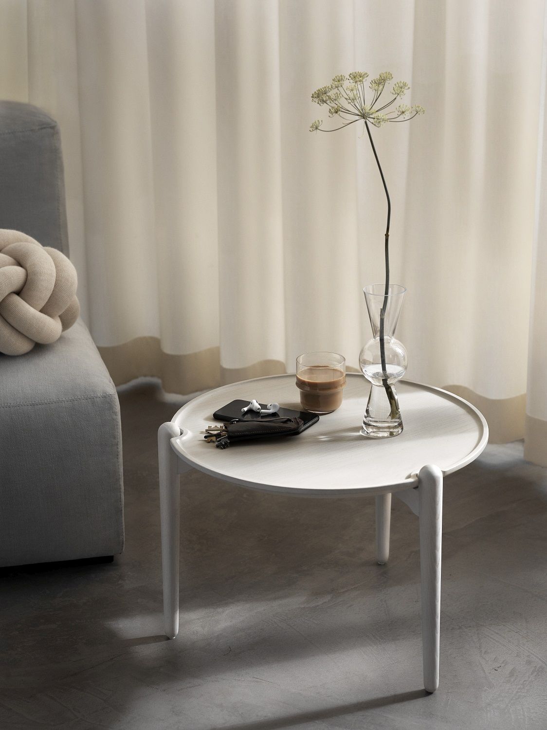 Aria Table Beistelltisch von Design House Stockholm, runder Holztisch in Weiß mit Gegenständen dekoriert.