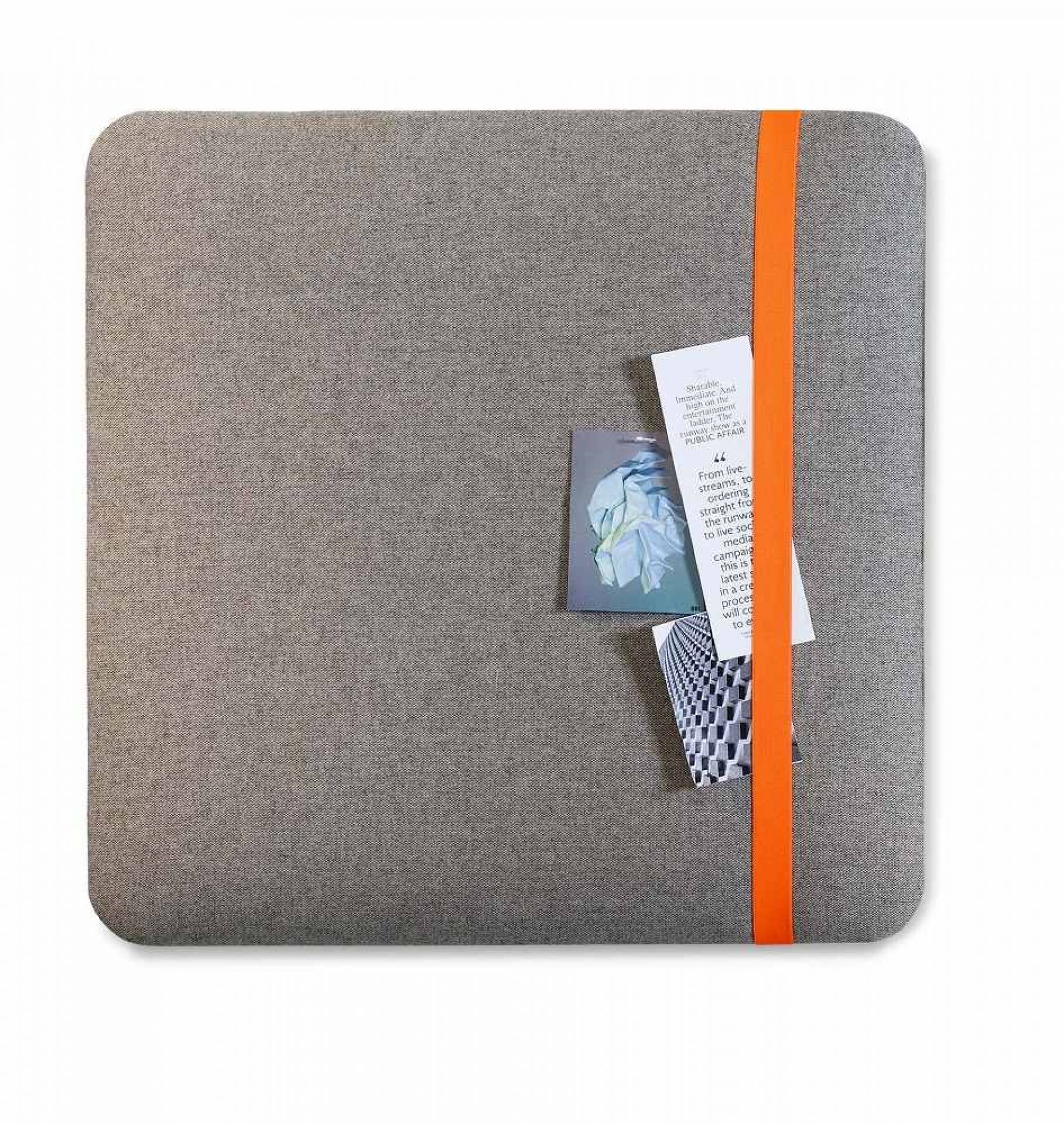 Graues Cascando Pillow Wall Wandpaneel mit orangefarbenem Band und angehefteten Notizen, Pinnwand für Büro.