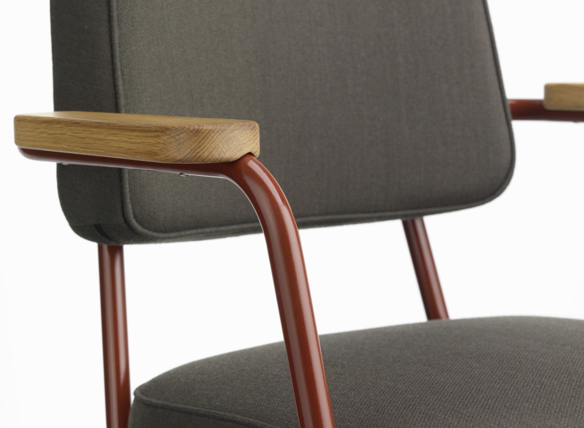 Detailaufnahme des Vitra Fauteuil Direction Pivotant Bürodrehstuhls mit braunem Gestell, Holzarmlehnen und grauem Stoffbezug.