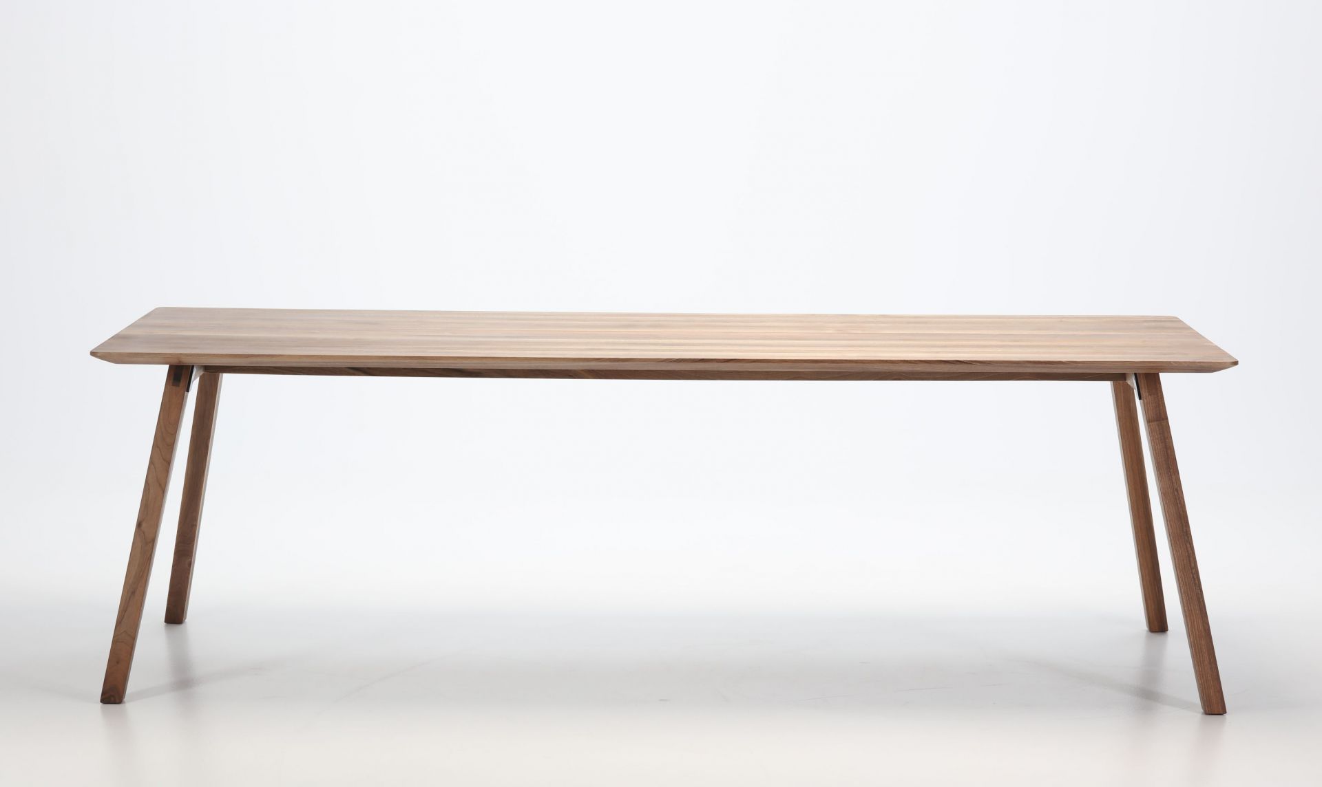Monk Tisch von Prostoria, Esstisch aus Holz mit schlichtem Design und vier Beinen.