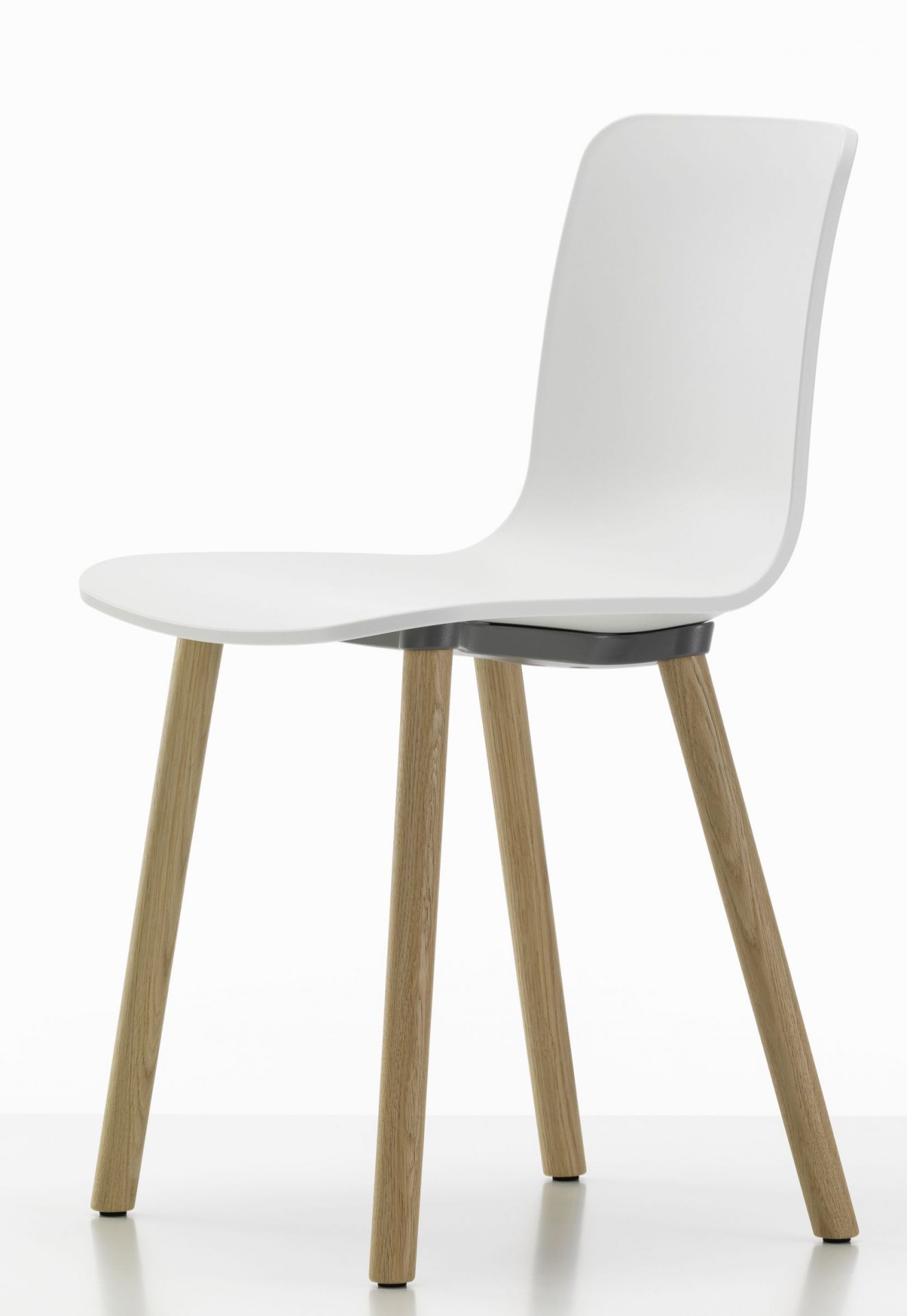 Vitra Hal RE Wood Chair Stuhl, weiße Sitzschale und helle Holzbeine auf weißem Hintergrund.
