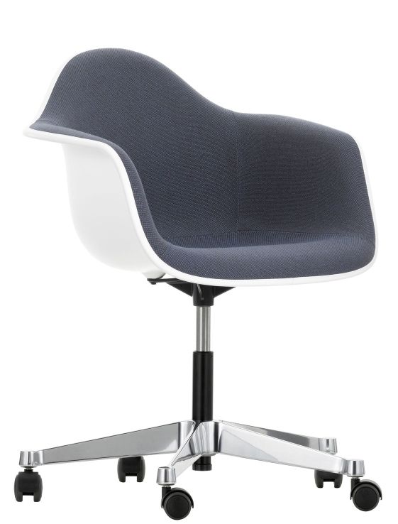 Vitra Eames Plastic Arm Chair, vollgepolstert, grauer Stoffbezug, weißes Gestell und Chromfußkreuz mit Rollen.