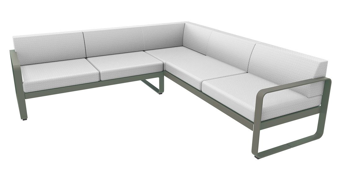 Bellevie Lounge Sofa von Fermob für den Außenbereich, hellgraue Polster und olivgrünes Gestell.