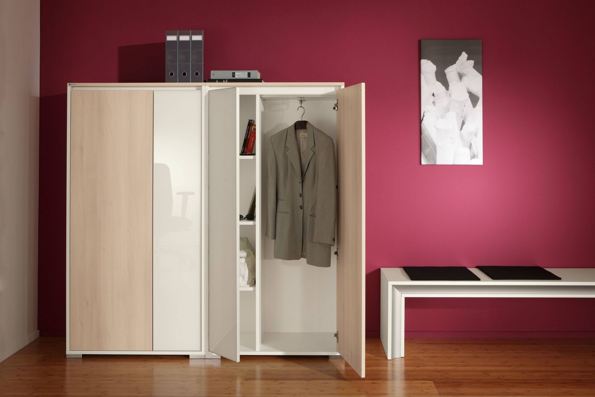 Select Drehtürenschrank von Palmberg, Büroschrank mit Fächern und Kleiderstange für Büro und Homeoffice.