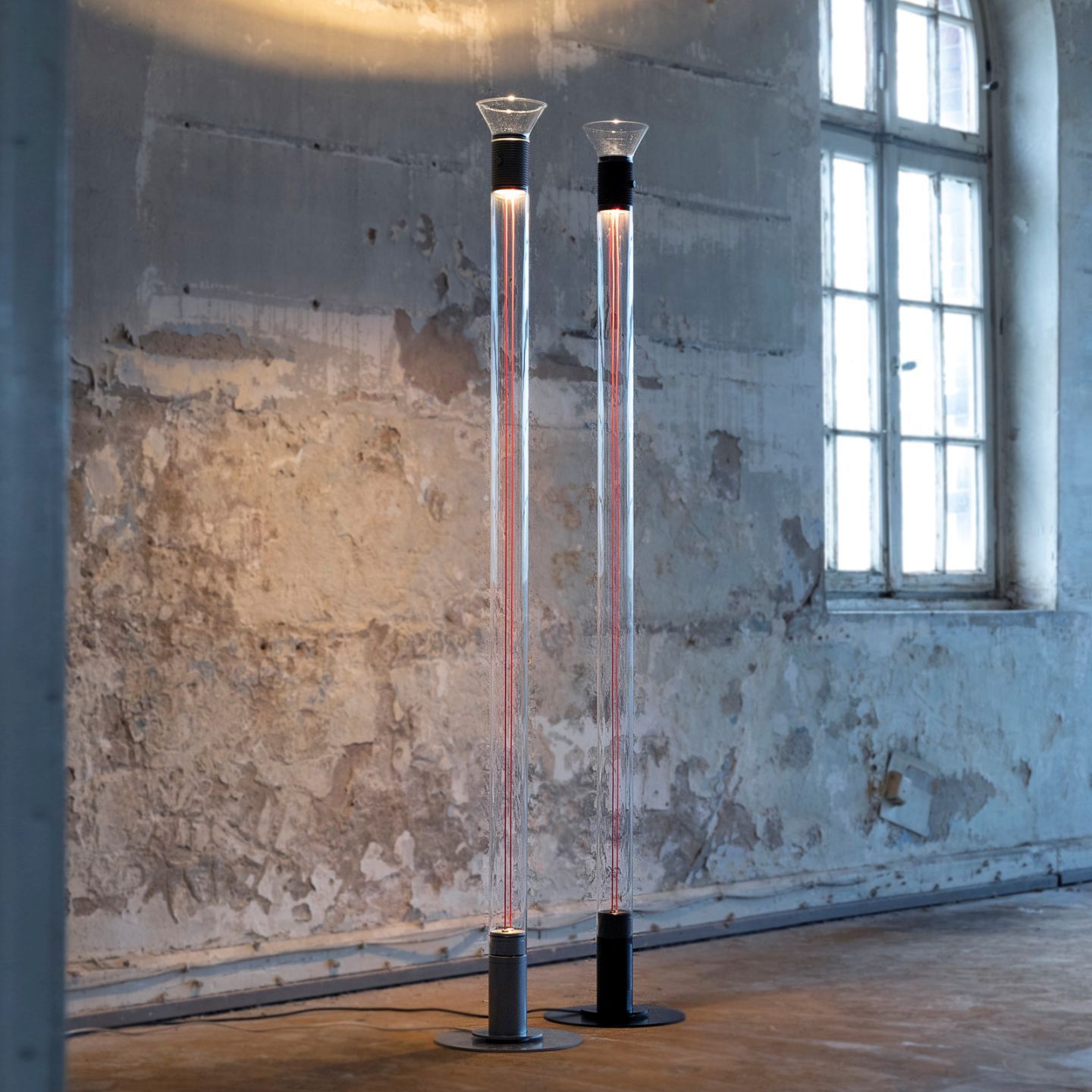 Zwei Dia Stehleuchten von Martinelli Luce mit transparentem Zylinder und rotem Lichtelement.