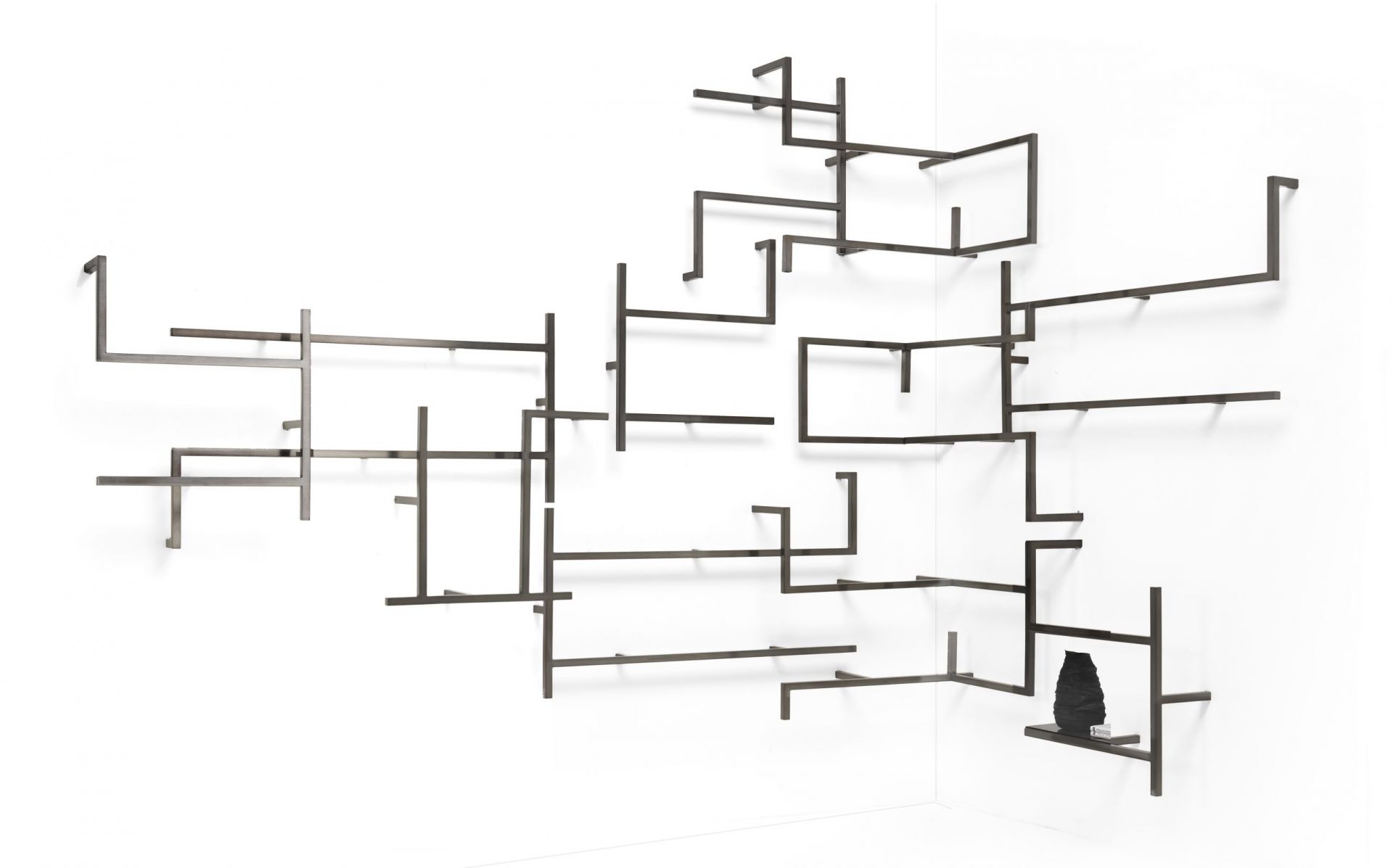 Antologia Wandregal von Mogg, modernes Designregal aus Metall, abstrakte Wanddekoration mit Ablageflächen.