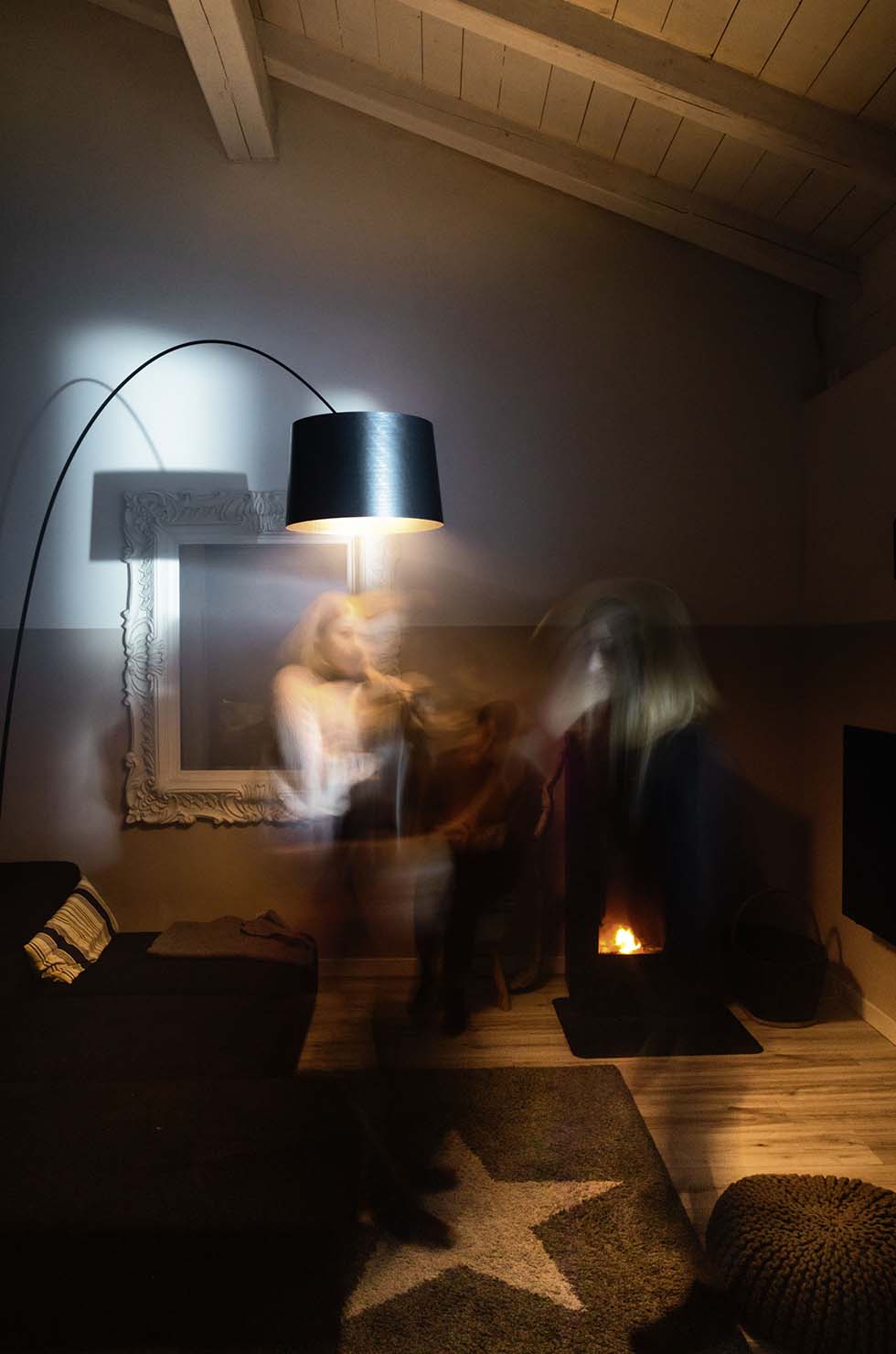 Twiggy Elle Terra LED Stehleuchte von Foscarini in Graphit im Wohnzimmer mit Kamin.