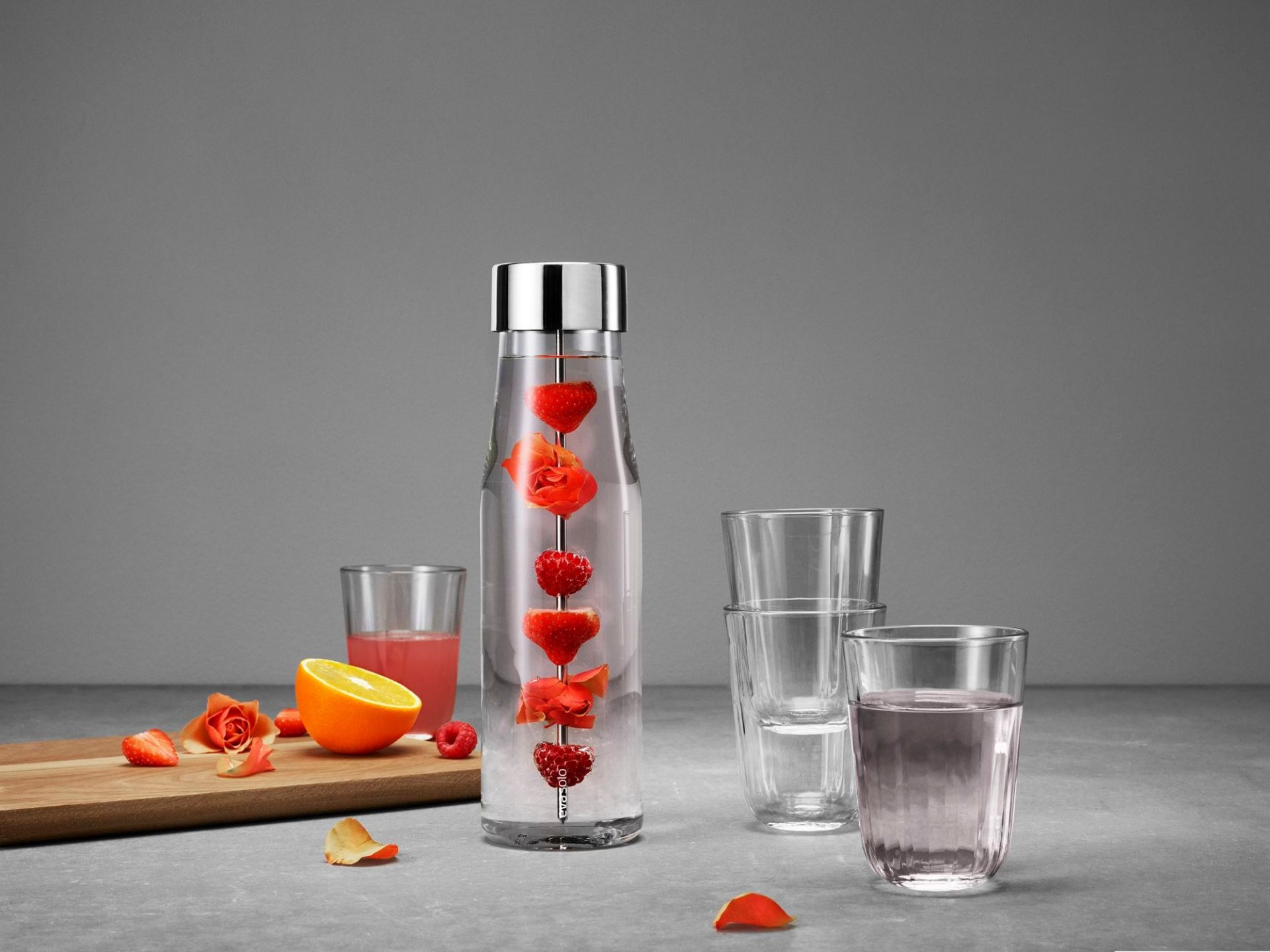 My Flavour Karaffe von Eva Solo mit Erdbeeren, Himbeeren und Rosenblättern für aromatisiertes Wasser.