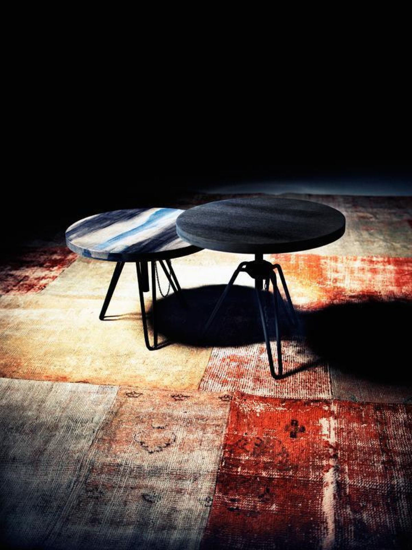 Zwei Overdyed Side Table Beistelltische von Moroso Diesel auf einem farbenfrohen Teppich. Moderner Beistelltisch für Wohnzimmer.
