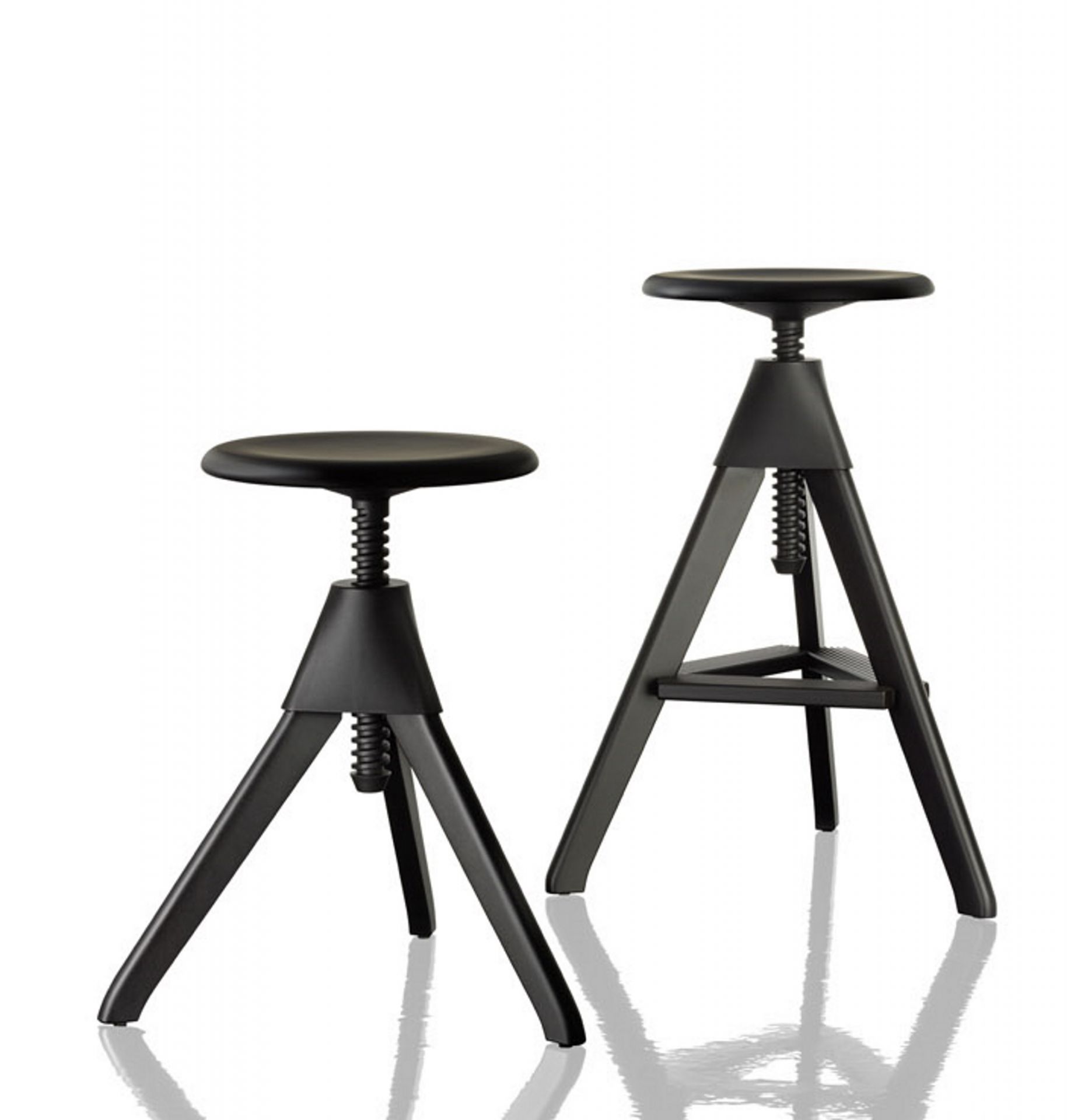 Zwei schwarze Tom Barhocker von Magis, höhenverstellbar, modernes Design für Küche oder Bar.