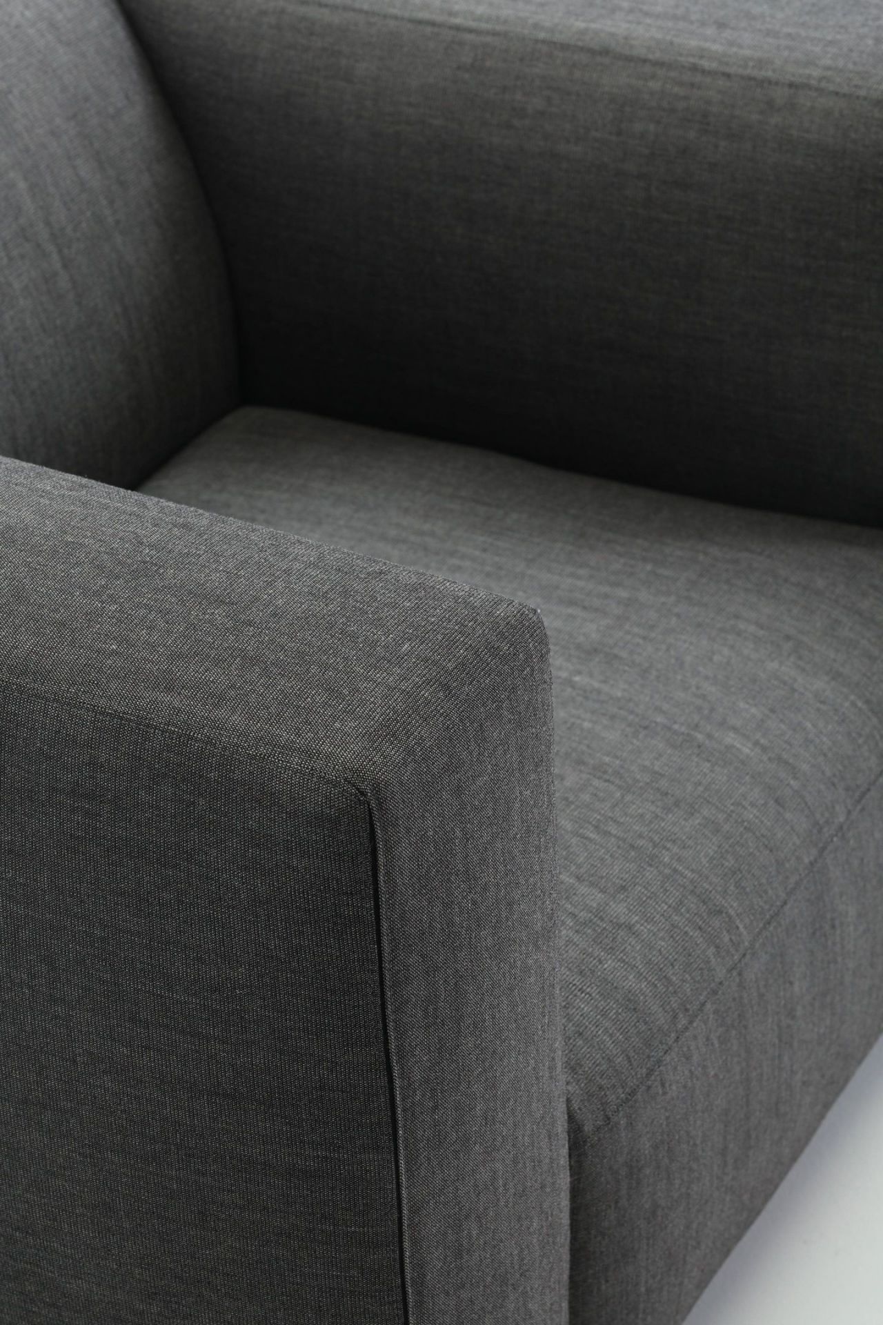 Detailaufnahme: Grauer Match L Sessel von Prostoria, moderner Stoffbezug und klare Linien.