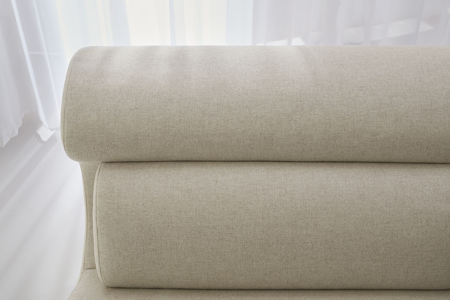 Detailaufnahme des OLA Sofa Pouf OUT in Beige, ein stilvolles Sitzmöbel für Wohnzimmer und Lounge.