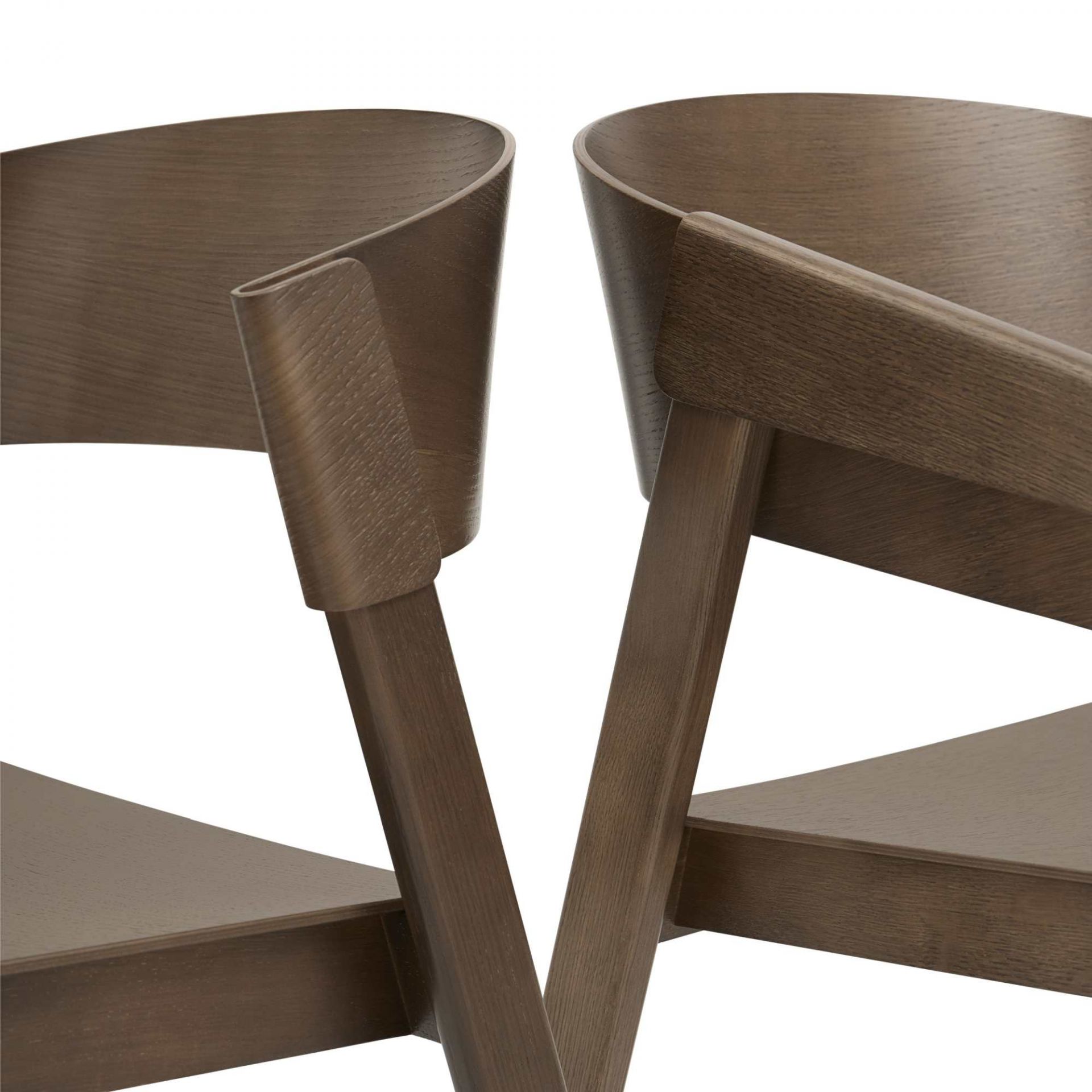 Detailaufnahme von zwei Muuto Cover Side Chairs aus braun gebeiztem Holz, moderne Holzstühle für Esszimmer und Wohnbereich.