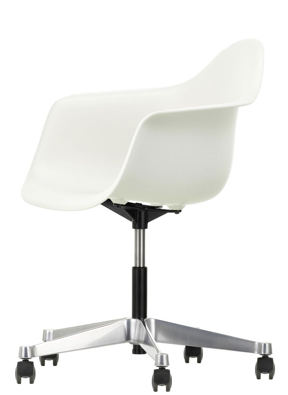 Weißer Eames Plastic Arm Chair PACC Stuhl von Vitra mit Rollen und silbernem Fußkreuz, seitliche Ansicht.
