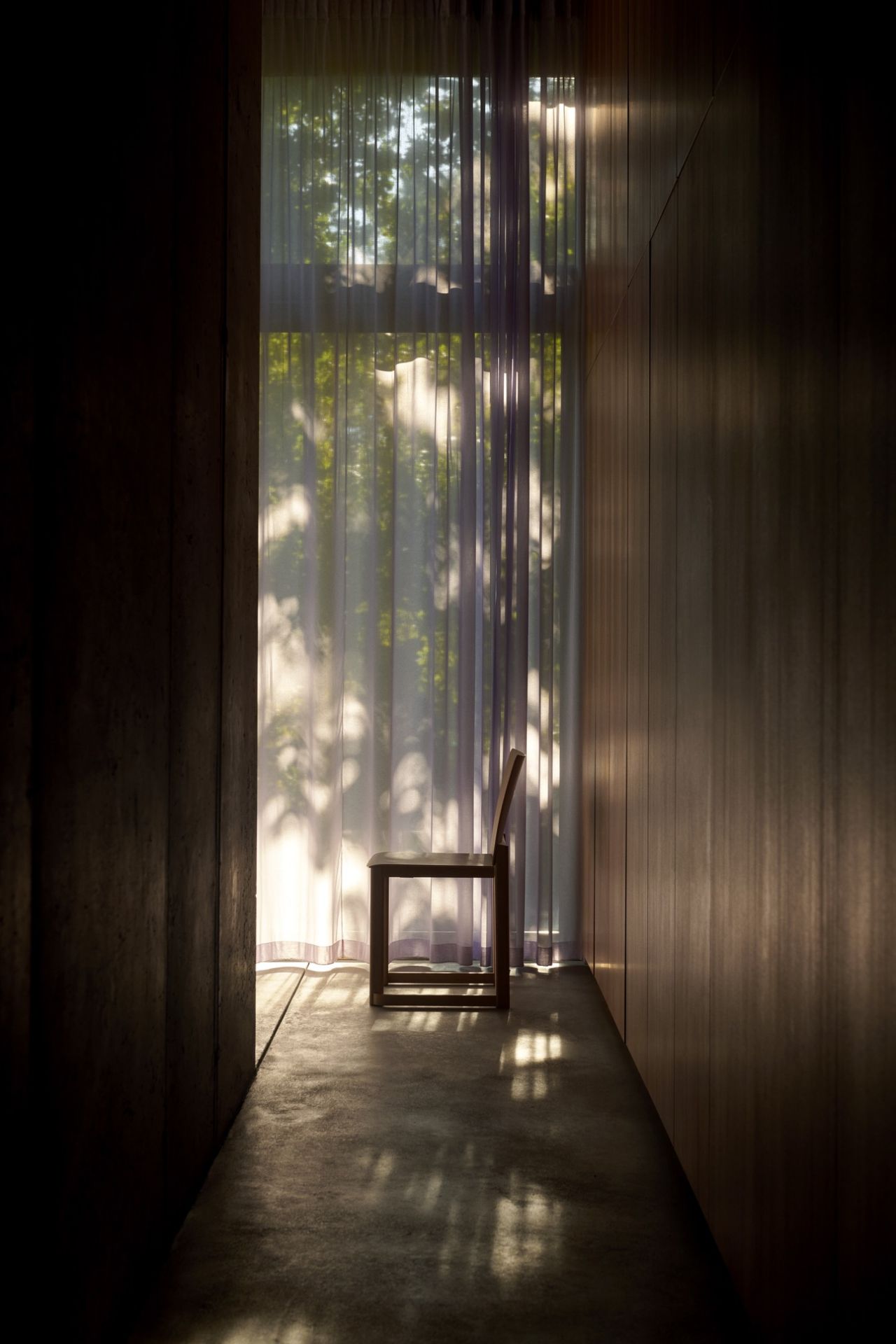 Allwood AV35 Side Chair von AndTradition aus Holz vor einem Fenster mit Vorhang.